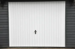 Jyde stålvippeport 238 x 199 cm hvid